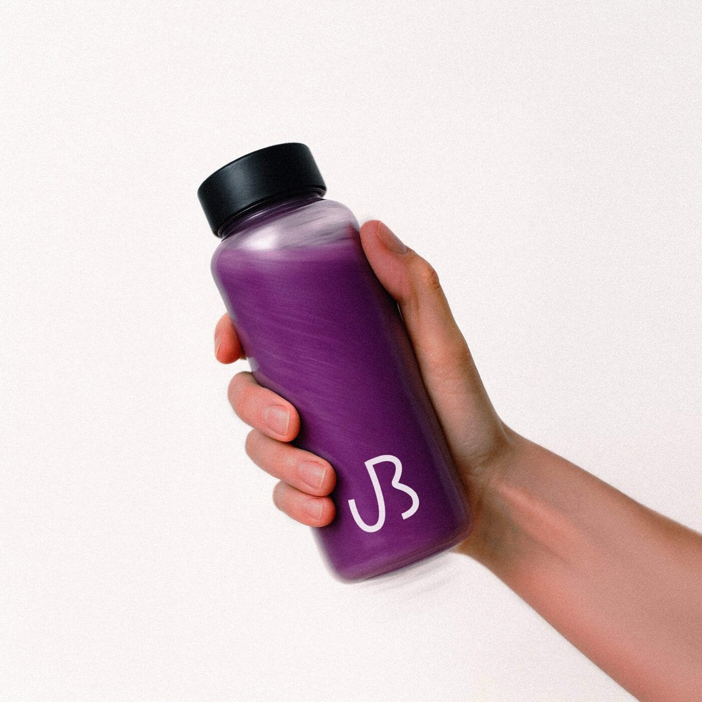 Bouteille violette UBurn 500 ml prête-à-boire, tenue à la main
